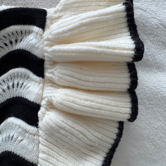 AVARA sleeveless sweater; shoulder ruffle; Medium - Picture 7 of 8